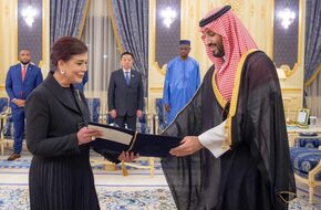 سفيرة العراق لدى السعودية تثير تفاعلا كبيرا لدى تقديمها أوراقها للأمير محمد بن سلمان.. فمن هي؟