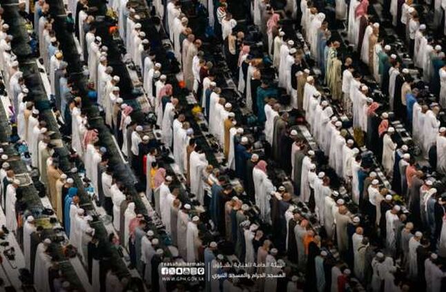 مشاهد من صلاة الجمعة في المسجد الحرام: تحروا ليلة القدر (فيديو)