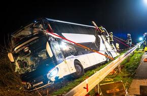 إزالة حافلة بعد حادث على طريق سريع في غرب ألمانيا
