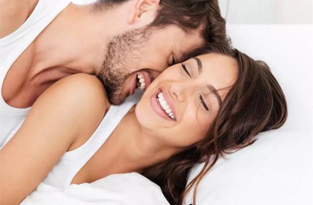 7 طرق للاستمتاع بالجنس مع زوجك