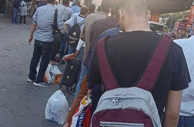 الركاب بالطوابير على الأرض.. تواصل مسلسل العذاب اليومي لركاب أكتوبر بموقف سيارات الجيزة  | المصري اليوم