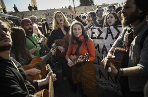 إضراب الصحفيين اليونانيين احتجاجا على ارتفاع تكاليف المعيشة