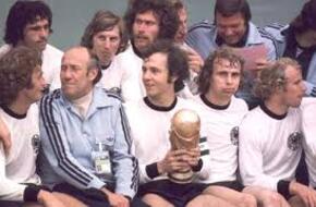 وفاة الألماني بيرند هولسنباين الفائز بكأس العالم 1974