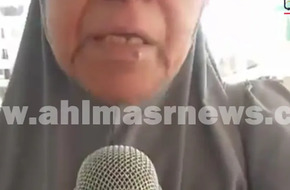 «أولادها وأحفادها استُشهدوا».. إحدى سيدات غزة تروي بالدموع مآسي الحرب "فيديو" | أهل مصر