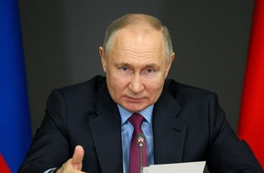 رئيسة لجنة الانتخابات المركزية الروسية تمنح بوتين بطاقة "الرئيس"