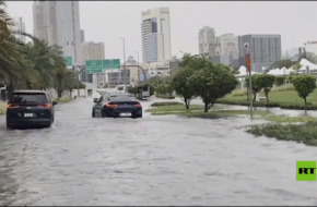 أمطار غزيرة في دبي تغرق شوارعها وتعطل حركة المرور (فيديو)
