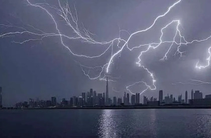 التغيرات المناخية تضرب الإمارات.. ظاهرة تحدث لأول مرة منذ 75 عاما