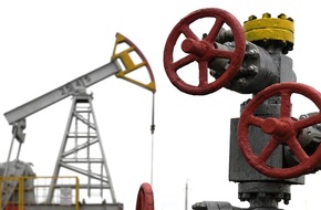 صندوق النقد الدولي: النفط الروسي يُباع في السوق العالمية فوق السقف الذي حدده الغرب