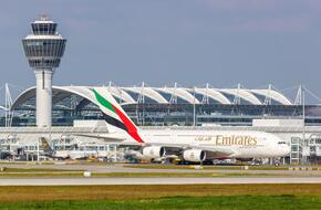 "طيران الإمارات" تعلق إجراءات سفر المغادرين من دبي