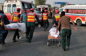 وفاة 4 أشخاص وإصابة 25 آخرين جراء حادث تصادم جنوب باكستان