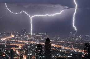 «حدث مناخي تاريخي».. عواصف رعدية وأمطار غير مسبوقة تضرب الإمارات | المصري اليوم