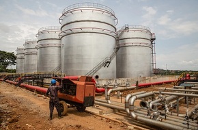 توقعات بارتفاع الاستثمارات في القطاع النفطي بأوغندا خلال العام الجاري