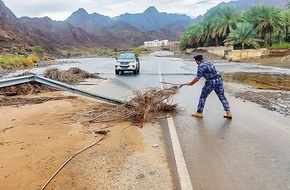 شرطة عمان: مصرع 19 شخصا بسبب المنخفض الجوي.. والبحث جار عن 4 مفقودين