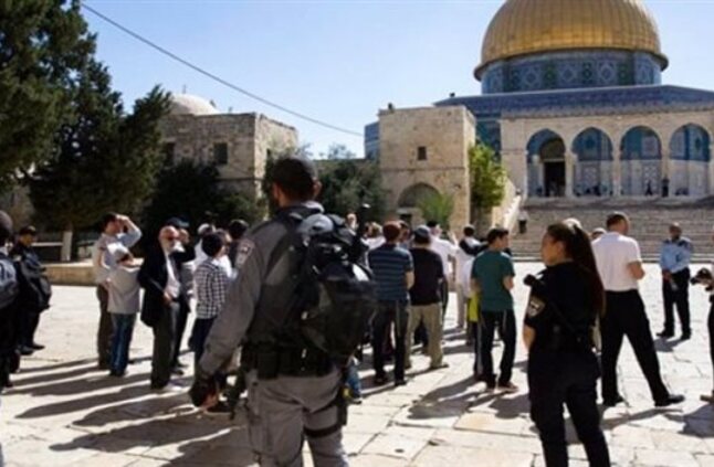 مستوطنون يقتحمون المسجد الأقصى بحماية الاحتلال.. واعتقال 40 فلسطينيا من الضفة