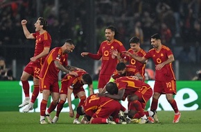 روما يحسم القمة الإيطالية ويتأهل على حساب ميلان لنصف نهائي الدوري الأوروبي