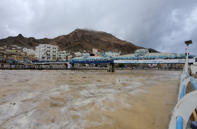 اليمن.. سيول وفيضانات  مدمرة وانهيارات أرضية تضرب حضرموت (فيديوهات)