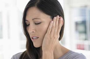 العوامل الرئيسية المسببة لـ«طنين الأذن».. طبيب روسي يوضح