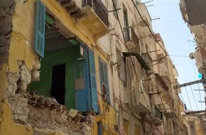 لخطورته.. إزالة أجزاء من عقار قديم في الإسكندرية