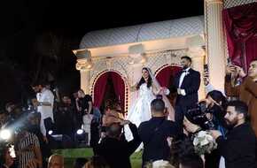 وصول دنيا عبد العزيز ومحمد العمروسي لـ حفل زفاف نجل محمد فؤاد | المصري اليوم