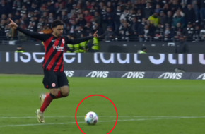 عمر مرموش يحتفل بهدفه في شباك أوغسبورغ قبل تسديده الكرة على المرمى (فيديو)