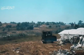"كتائب القسام" تعرض مشاهد من استهدافها جرافة عسكرية إسرائيلية شرق دير البلح وسط قطاع غزة