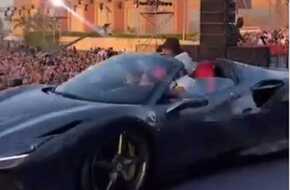 تامر حسني يصعد مسرح «مهرجان المدارس» بسيارته الخاصة بصحبة ابنائه (تفاصيل) | المصري اليوم