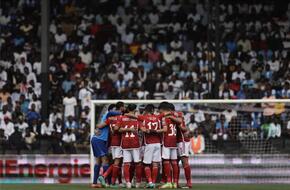 فيديو | أكرم توفيق يغادر مباراة الأهلي ومازيمبي مصابًا