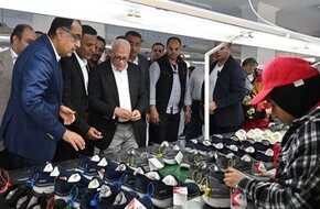 رئيس الوزراء يتفقد مصنعين للزيوت والأحذية بالمنطقة الصناعية جنوب بورسعيد