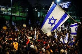 مئات المحتجين يتظاهرون وسط إسرائيل للمطالبة بانتخابات مبكرة وإطلاق سراح الأسرى في غزة