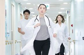 دراسة يابانية: معدل الوفيات لدى النساء يتراجع قليلا إذا تلقين علاجا على يد طبيبة بدلا من طبيب