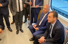 وزير النقل وسفير فرنسا يستقلان القطار الكهربائي الخفيف والخط الثالث للمترو لمتابعة مستوى الخدمة