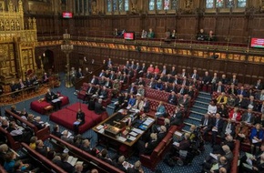 البرلمان البريطاني يقرّ قانوناً مثيراً للجدل يتيح ترحيل مهاجرين غير شرعيين إلى رواندا