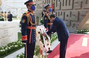 السيسى يضع إكليلا من الزهور على النصب التذكارى للجندى المجهول بمدينة نصر