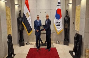 أسامة ربيع يبحث مع السفير المصرى بكوريا الجنوبية سبل تعزيز التعاون فى الصناعات البحرية