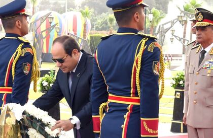 الرئيس السيسي يضع إكليل من الزهور على النصب التذكاري للجندي المجهول.. فيديو