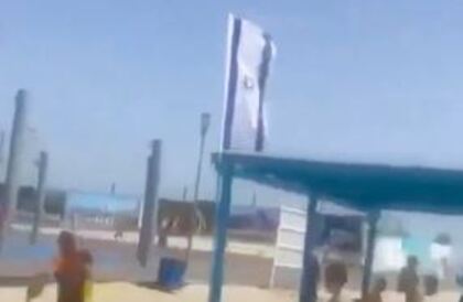 فيديو.. هروب إسرائيليين من شاطئ ‎عكا بعد استهداف حزب الله مواقع عسكرية شمال المدينة