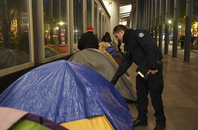 حملة "تطهير اجتماعي".. الشرطة الفرنسية تزيل مخيما لمهاجرين وسط باريس