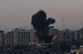 «القاهرة الإخبارية»: الاحتلال الإسرائيلي ينسف عمارات شمال مخيم النصيرات بغزة