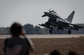 سوناك يعلن عزم بريطانيا نشر مقاتلاتها في بولندا عام 2025