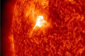 انفجارات على سطح الشمس.. علماء الفلك يرصدون ظاهرة نادرة 