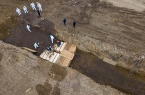 المرصد الأورومتوسطي يطالب بتحرك دولي عاجل بعد كشفه تفاصيل مروعة عن المقابر الجماعية في غزة