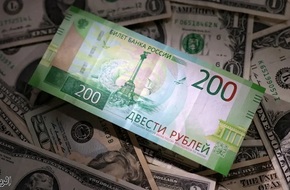 تراجع الدولار وارتفاع اليورو مقابل الروبل في بورصة موسكو اليوم