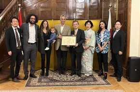 السفير الياباني يمنح شهادة تقدير لمغني الأوبرا رضا الوكيل | المصري اليوم
