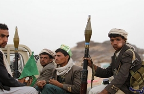زعيم الحوثيين يعلن استهداف 102 سفينة أمريكية وبريطانية وإسرائيلية