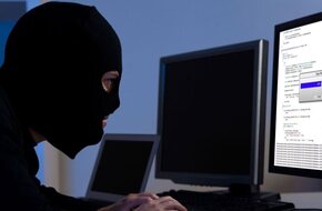 ضبط المتهم بسرقة الحسابات الإلكترونية للمواطنين وانتحال صفتهم - صوت الأمة