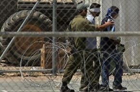 نادي الأسير الفلسطيني: الإفراج المحدود عن مجموعة من المعتقلين الإداريين تقابله اعتقالات يومية مستمرة