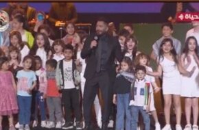 أطفال غزة يشاركون تامر حسني الغناء خلال احتفالية مجلس القبائل والعائلات المصرية - صوت الأمة