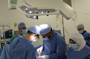 مستشفى بني سويف للتأمين الصحي ينجح في تركيب مسمار تليسكوبي لطفل مصاب بالعظام الزجاجية