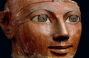 المتحف المصري بالتحرير يلقي الضوء على رأس تمثال الملكة حتشبسوت
