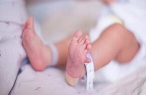 ليس بها إصابات.. تفاصيل العثور على طفلة حديثة الولادة أمام بنزينة في الهرم